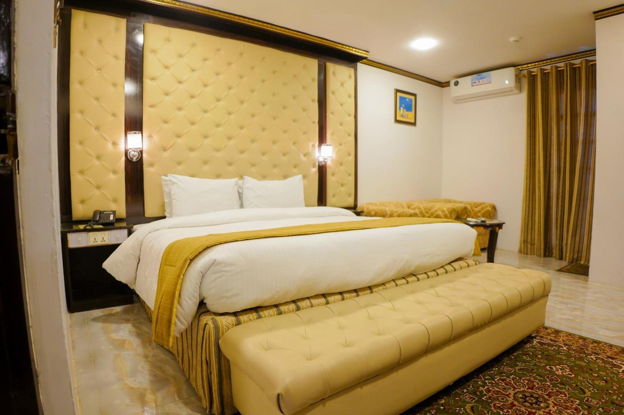 Indus Hotel Hyderabad Buitenkant foto