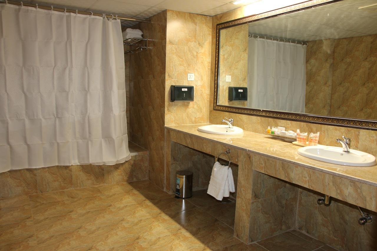 Indus Hotel Hyderabad Buitenkant foto